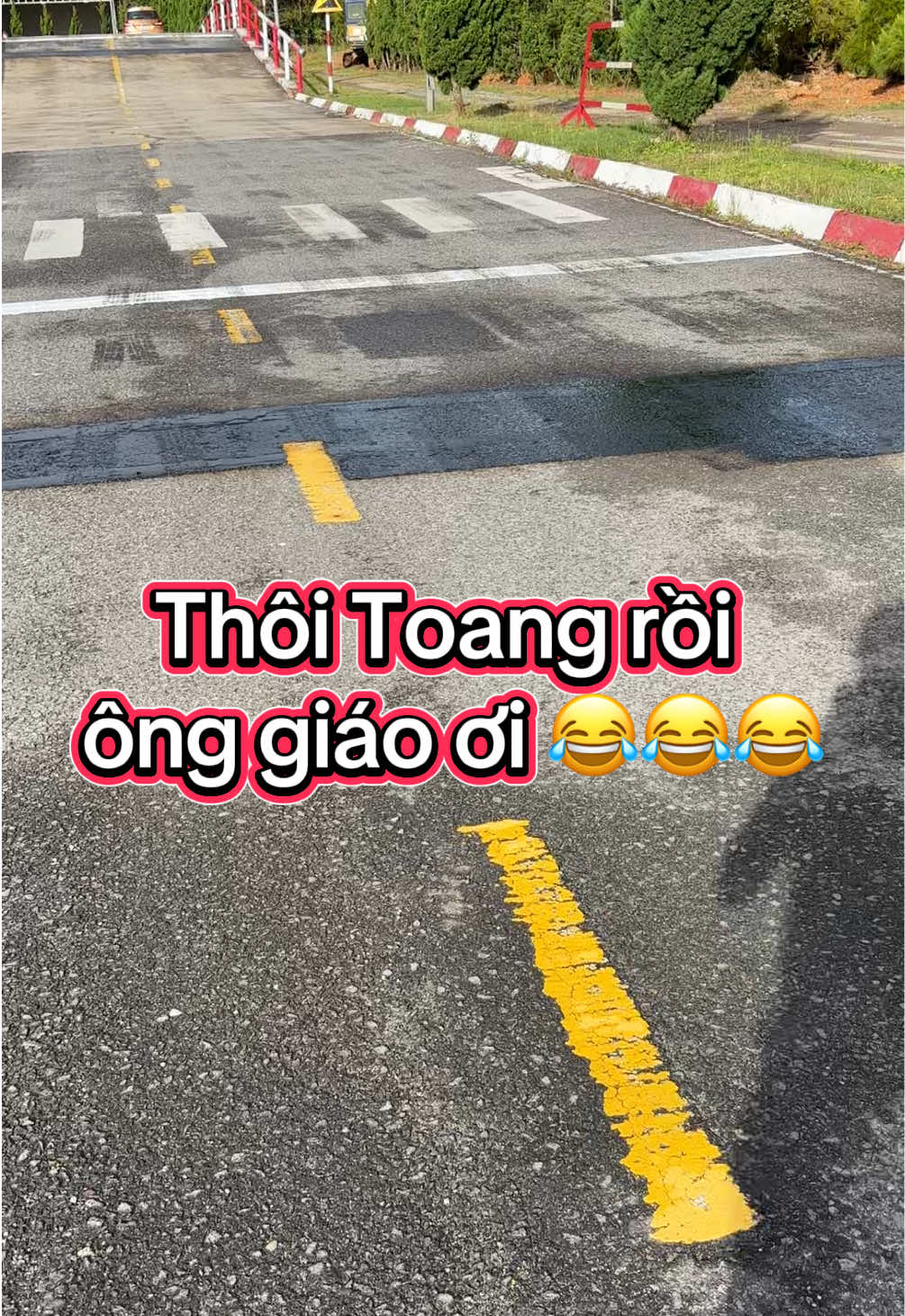 🤣 TOANG RỒI ÔNG GIÁO ƠI! Hôm nay vào sân tập thì thấy… Mấy điểm canh quen thuộc đã “bay màu” hết! 😂 Nhưng nghĩ kỹ thì đây cũng là điều tích cực. Thay vì phụ thuộc vào các điểm canh, học viên sẽ tập trung hơn vào quan sát, cảm nhận xe và xử lý đúng kỹ thuật. 🎯 Điểm canh có thể thay đổi. 👉 Nhưng kỹ năng lái xe mới là thứ theo bạn mãi. ❤️ Học đúng bản chất thì thay đổi thế nào cũng không ngại! #HocLaiXeDaLat #XeChip #ThiSatHach #HocLaiXeThucChien #GPLX 