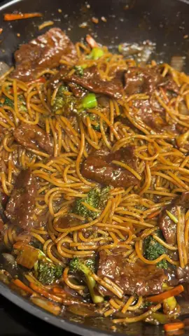 This beef and broccoli lo mein is one of my favorite meals I’ve cooked recently! There were literally no leftovers. The full recipe is on my page if you wanna try it! #beefandbroccoli #lomein #beeflomein #stirfry #DinnerIdeas 