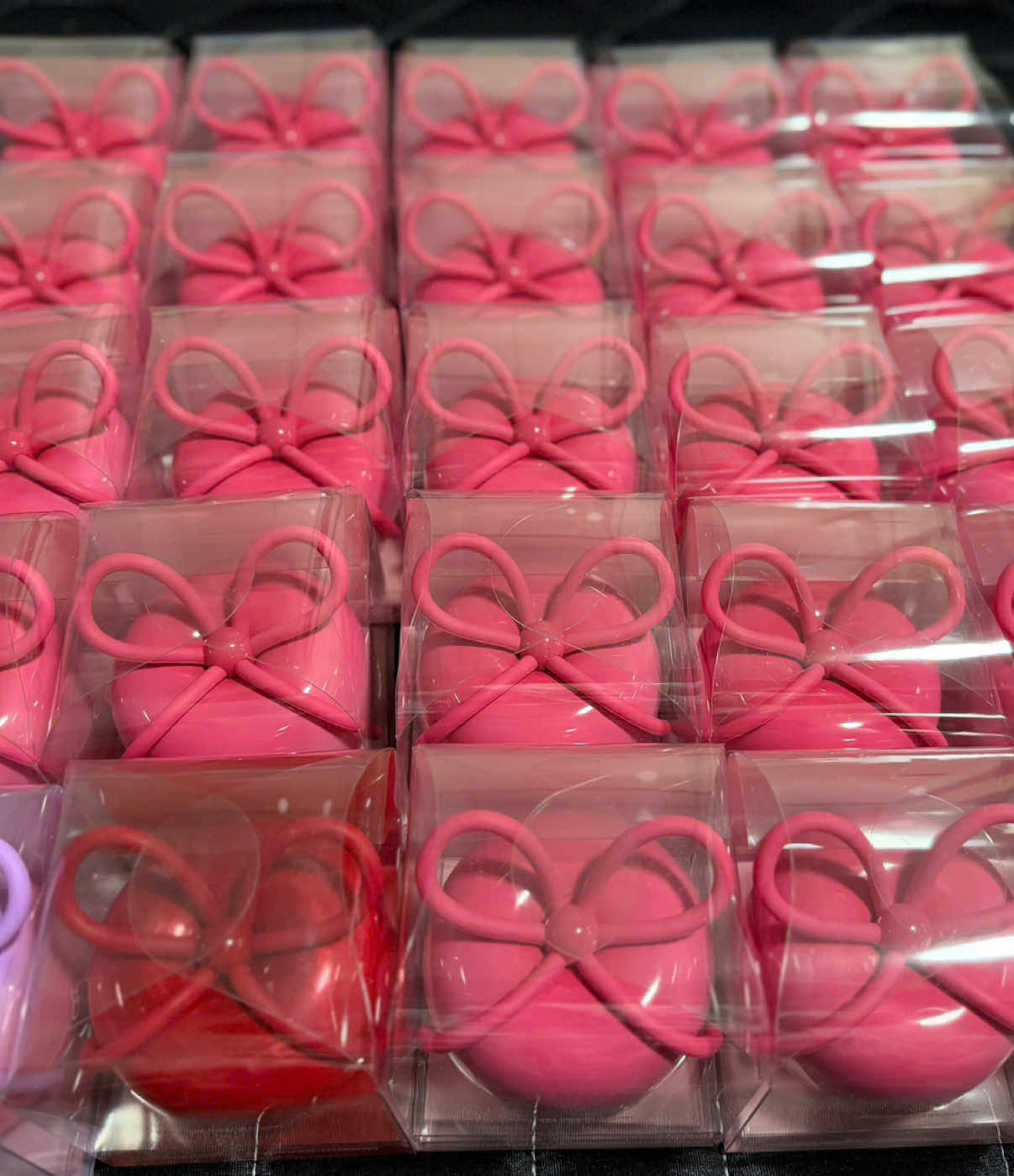 🎀 LƯỢC CHERRY WONYOUNG - 23 chiếc hãng vừa giao tới sốp ạaaa 😝🍒 Cơn sốt từ Hàn Quốc đã về! Chiếc lược Ribbon Cherry Glass – cú bắt tay giữa Medicube x Jang Won-young đang làm mưa làm gió:✨ Vì sao bạn phải có?Visual đỉnh cao: Màu hồng tiểu thư, thiết kế nơ & cherry cực xinh.Tóc mượt như gương: Đệm 4 tầng massage da đầu, gỡ rối siêu đỉnh, giảm gãy rụng.Wonyoung Pick: Sở hữu 