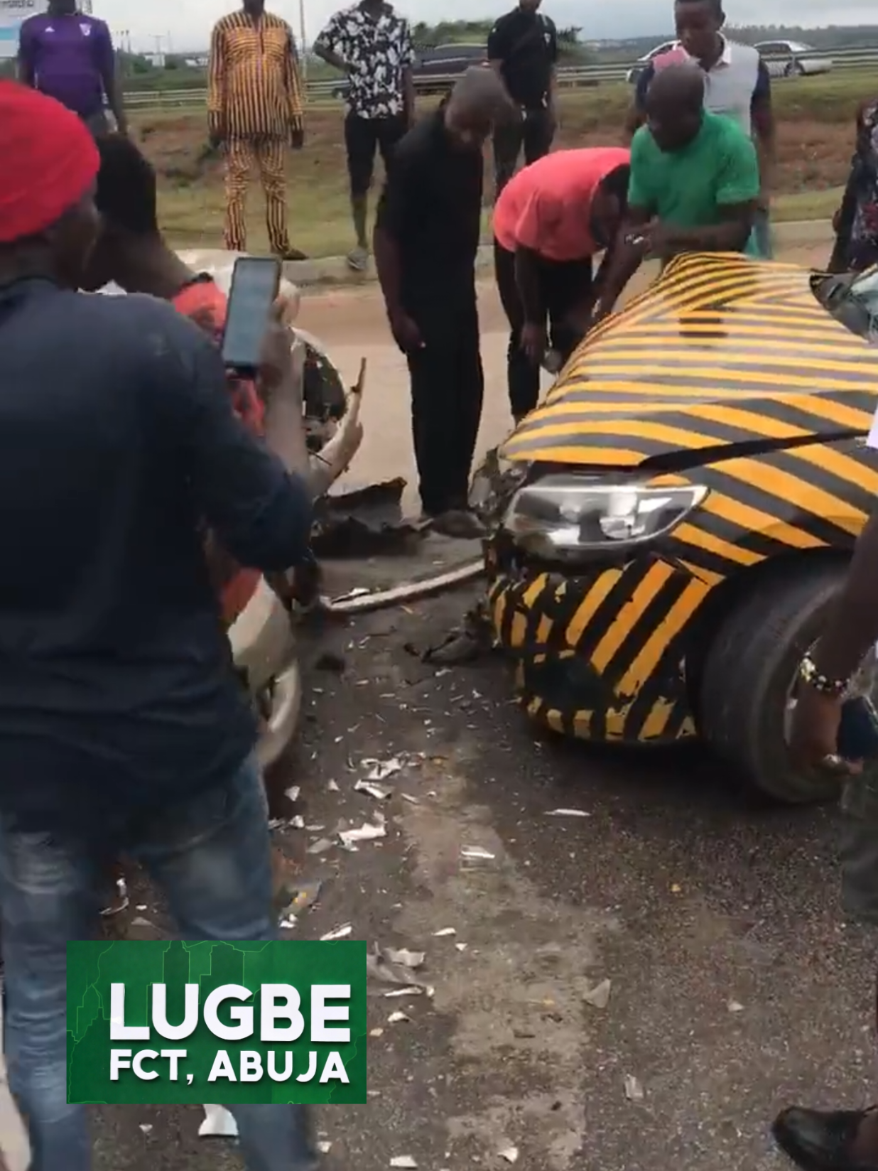 BREAKING NEWS: VIO Crashed A Toyota Corolla Car In An Attempt To Catch A Golf Car  VIO followed one way, in an attempt to arrest a golf car but ended up running into an oncoming Toyota Corolla car at Federal Housing Bus Stop, Lugbe, ABUJA #lugbeabuja #abuja #viral 