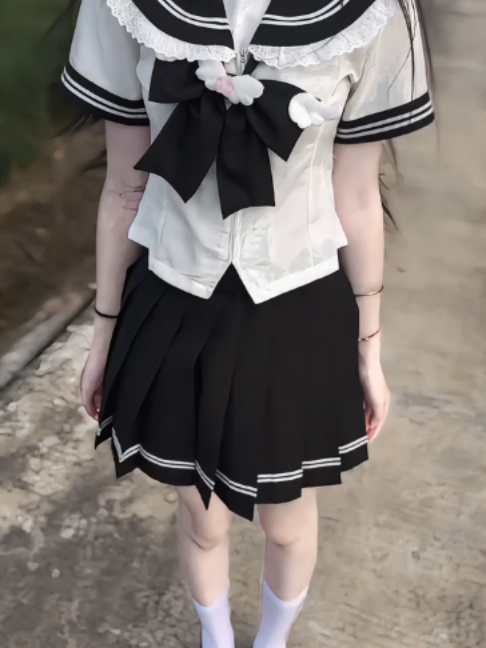 Dẫu núi xanh trùng điệp, cũng chẳng thể giấu nổi nỗi buồn trong lòng. 🌿 #SailorUniform #MoodyVibes #StreetSnap #BlueMood
