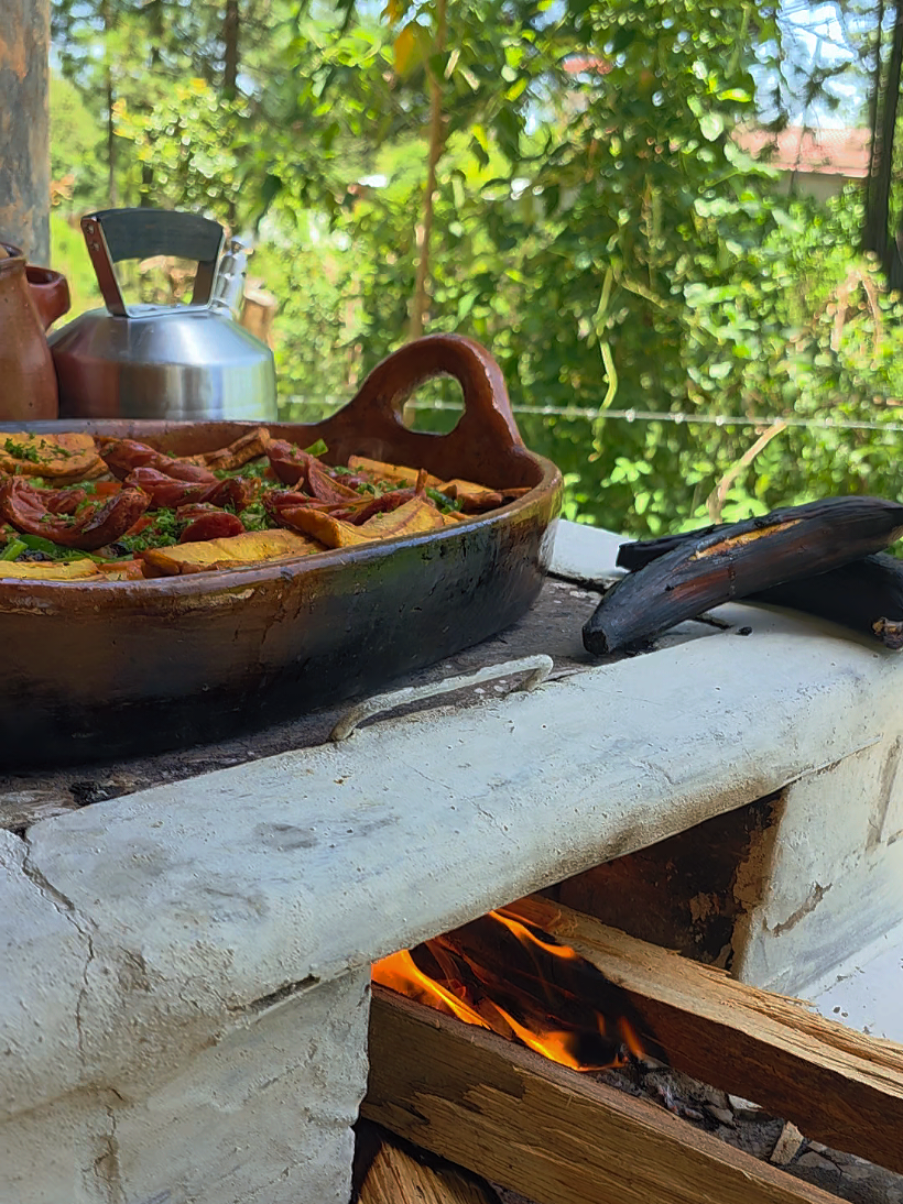 🔥 El sabor que reúne a la familia👨‍👩‍👦  Disfruta nuestra deliciosa parillada🍖 familiar, preparada al momento con el auténtico sabor de la cocina campestre. 🍽🌲🪴🍀🌳🌿 #SiguatepequeHonduras  #tipicosgusncasco #Gastronomialenca  #campestre #Rutalenca