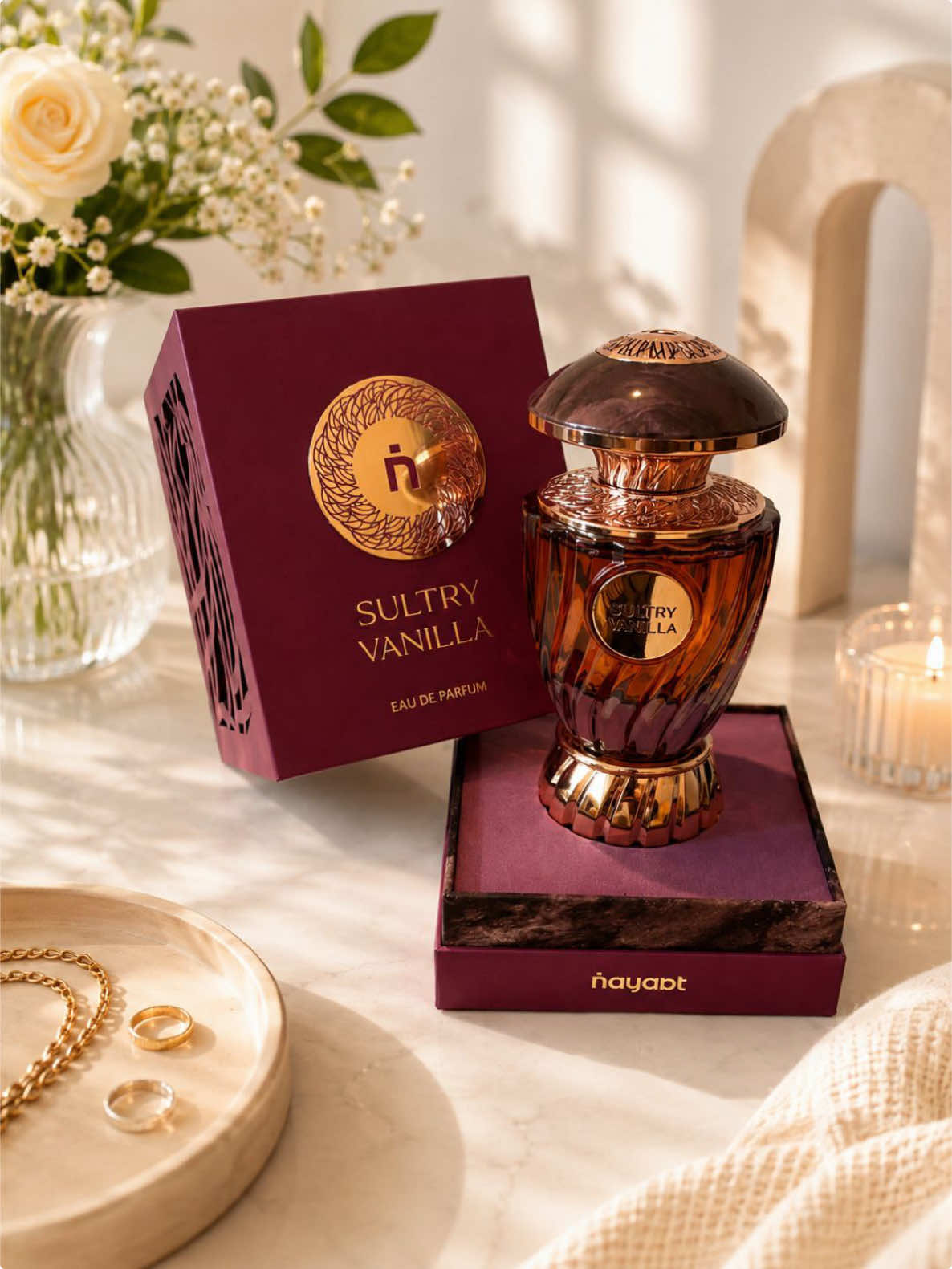 Une véritable pépite parfumée… ✨ Je crois que je viens de faire l’une de mes plus belles découvertes olfactives. 🤎 Sultry Vanilla de Nayaat fait partie de la Gourmand Collection, une collection inspirée de desserts gourmands, de douceur crémeuse et de chaleur réconfortante. Dès les premières vaporisations, on est enveloppé par une vanille intense, chaleureuse et terriblement addictive. Gourmand, sophistiqué et élégant, ce parfum laisse un sillage irrésistible qui ne passe pas inaperçu. J’apprécie particulièrement son équilibre : une douceur vanillée parfaitement maîtrisée, sublimée par des notes plus profondes qui lui apportent beaucoup d’élégance. C’est le genre de parfum qui attire les compliments et qui laisse une empreinte partout où l’on passe. Inspirée par l’esprit de Dubaï, Nayaat propose des fragrances qui incarnent le luxe, le caractère et le raffinement, et Sultry Vanilla en est un magnifique exemple. Le flacon est tout aussi sublime : raffiné, luxueux et digne de prendre place sur une coiffeuse. ✨ Si, comme moi, vous aimez les parfums vanillés avec du caractère, celui-ci mérite clairement une place dans votre collection. ❤️ Et vous, êtes-vous plutôt team vanille gourmande ou team vanille boisée ? Dites-moi tout en commentaire ! 👇 #NayaatbyOrientica #FragranceDubai #NayaatCollection #Parfum #NayaatReviews @nayaatperfumes 