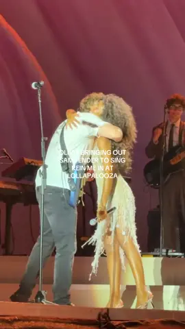 HER JUMPS OF EXCITEMENT SHES SO CUTE I LOVE THEMMM 🥺🥺 #samfender #oliviadean #reinmein #lollapalooza #oliviadeanlive 