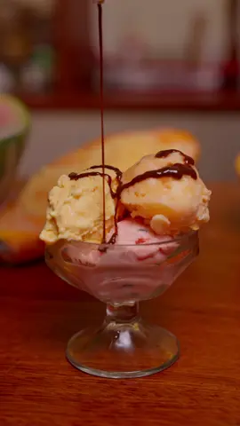 ¡Helado casero de frutas! 🍉🍈 Cremoso, refrescante y preparado al toque con crema de leche para batir ¡Queda buenazo! 🤤🍦 ¿Cuál es tu fruta favorita para el helado? ¡Cuéntame en los comentarios! 👇🏼 ¡Buenazo! #RodrigoFernandini #HeladoCasero #buenazo 