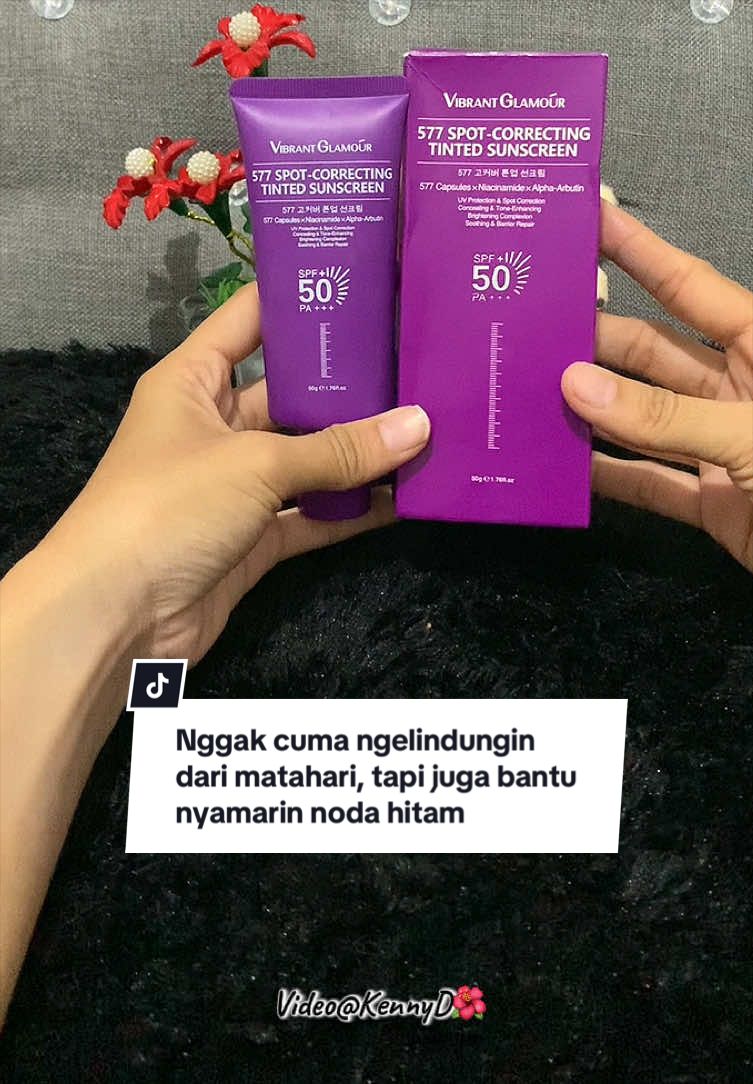 Tinted sunscreen yang udah 3-in-1: sunscreen, primer, plus coverage tipis! Hasilnya natural banget, no white cast, dan ringan seharian. Cus amankan di keranjang kuning! 🛍️✨#vibrantglamour#vibrant#sunscreentoneup 