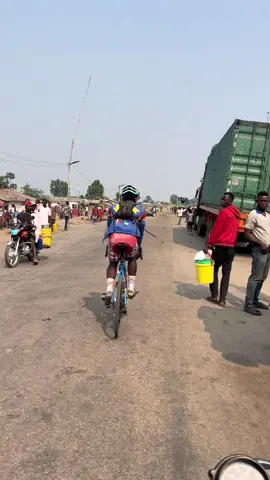 Jour 65 ✅ « Le courage n’est pas l’absence de peur, mais la capacité de la vaincre. » — Nelson Mandela. Aujourd’hui encore, je choisis le courage. Chaque kilomètre est un pas de plus vers la paix. 🕊️🚴🏾 #congo #kinshasa #Goma #bukavu #bukavu 