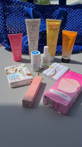 ✨ Unboxing de la box @Blissim  juillet août ! 🌞💙 Je vous présente tout ce que j'ai reçu dans cette magnifique box beauté ! 😍 Déjà le sac de plage incroyable super pratique qui fait office de box 👜 💗 Brave New Hair – Soin capillaire Coconut Cuddle 🧂 Body Scrub isel – Gommage corps au sel minéral ✨golden glaze  – Après-soleil nacré pour une peau lumineuse 🧡 After-Sun @MADAME LA PRÉSIDENTE  – Masque capillaire après-soleil 👀 @LA ROSEE COSMETIQUES  – Contour des yeux défatigant 💅 @Manucurist  Active Plump – Soin fortifiant pour les ongles 🥥 @Lovea  – Baume à lèvres coco hydratant 💄 @LANEIGE Europe  – Soin lèvres Sugar Glaze 🩷 @BRUSHWORKS  – Serviette démaquillante réutilisable ✨ Et en bonus, un joli bracelet avec un petit palmier de la marque clioblue paris pour compléter cette superbe box ! 💖 Il manque un produit mais je devrais être dédommager d'ici peu 🤞😊 Franchement, je suis ravie de cette sélection ! Il ne me reste plus qu'à tout tester et je vous partagerai mon avis. 🥰 👉 Quel produit vous donne le plus envie ? Dites-le-moi en commentaire ! 💕 #Blissim #BoxBlissim #Unboxing 