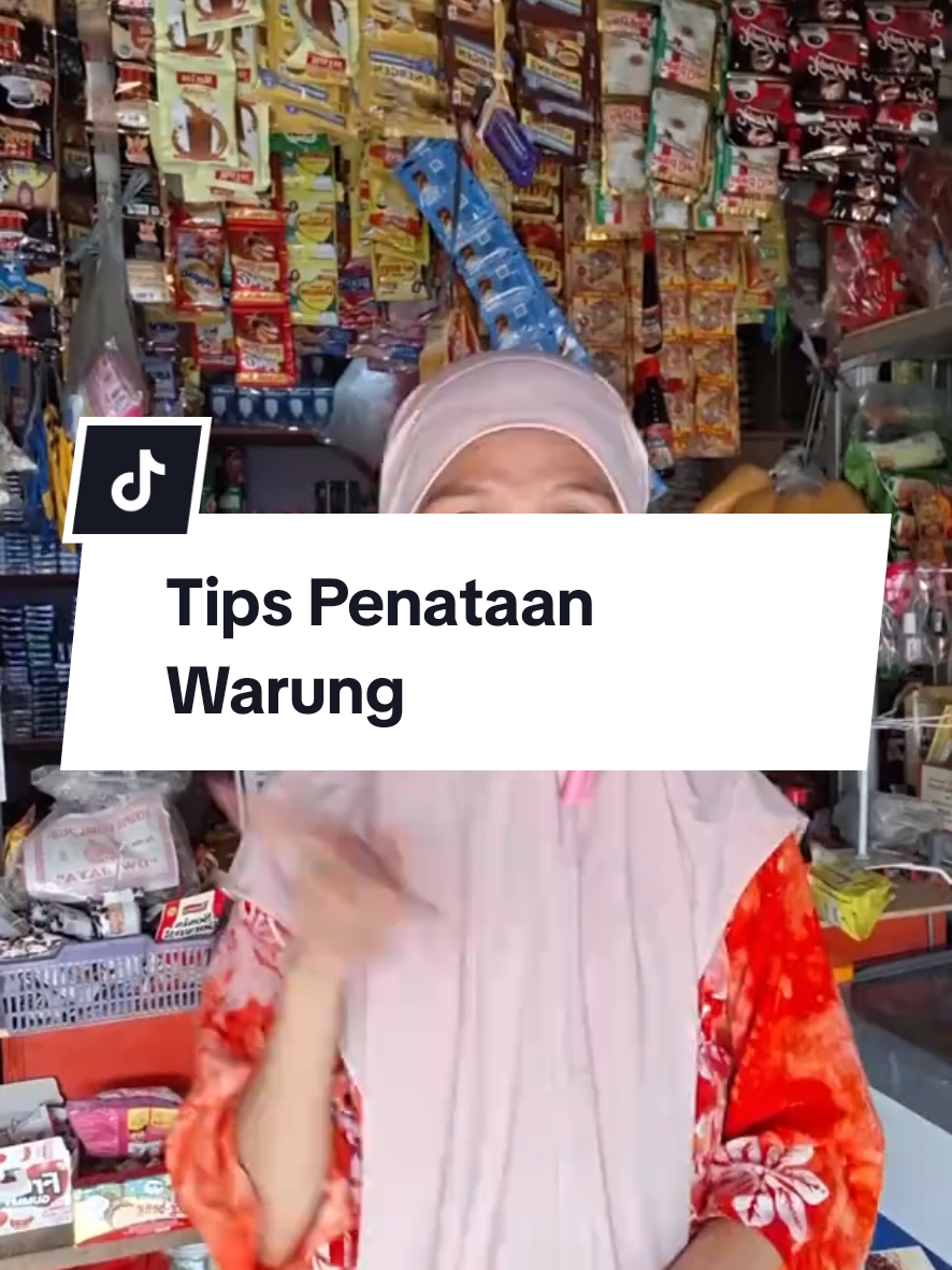Warung rapi itu bukan soal rak mahal, tapi soal strategi penempatan barang. 🏪✨ Cukup pahami 3 zona utama: area kasir, golden zone, dan area penyimpanan. Dengan penataan yang tepat, pembeli lebih nyaman, barang lebih cepat laku, dan kamu nggak capek bolak-balik ambilin barang. Kalau warungmu masih sepi, fokus dulu ke strategi, bukan gengsi rak. 😉💰 #WarungSembako #TipsWarung #BisnisWarung #WarungNaikKelas #TataWarung 