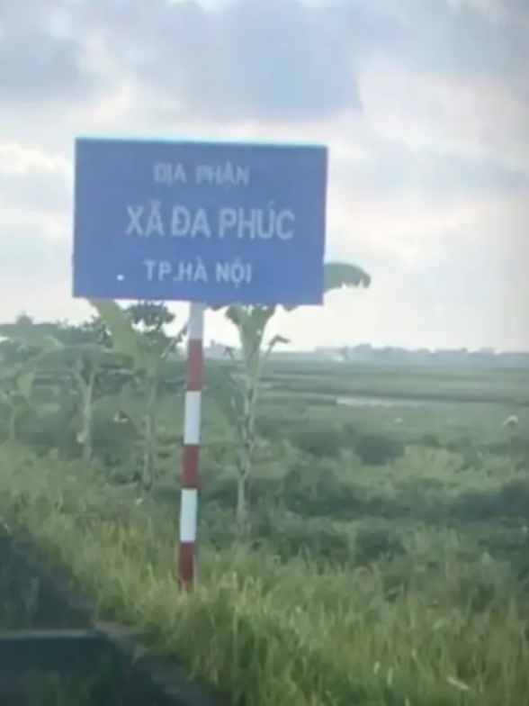 Xã Đa Phúc là một đơn vị hành chính mới mang tầm vóc và diện mạo hiện đại của huyện Sóc Sơn, thành phố Hà Nội. Chính thức đi vào hoạt động từ ngày 1/7/2025 theo dòng chủ trương tinh gọn bộ máy của Nhà nước, Đa Phúc được hình thành dựa trên cơ sở sáp nhập toàn bộ diện tích tự nhiên và dân số của 7 xã thuần nông cũ bao gồm: Bắc Phú, Đức Hòa, Kim Lũ, Tân Hưng, Việt Long, Xuân Giang và Xuân Thu. Sở hữu diện tích tự nhiên rộng lớn lên tới hơn 55 km² cùng quy mô dân số tiệm cận 84 nghìn người, vùng đất này có vị trí địa lý vô cùng đắc địa khi nằm tại cửa ngõ phía đông bắc Thủ đô, tiếp giáp tỉnh Bắc Ninh và được bao bọc bởi hệ thống sông Cầu cùng sông Cà Lồ mang lại nguồn phù sa trù phú. Bên cạnh nền tảng nông nghiệp sạch, nông nghiệp công nghệ cao đang chuyển mình mạnh mẽ, mảnh đất Đa Phúc còn bảo tồn được hàng loạt di sản văn hóa, tâm linh độc đáo gắn liền với lịch sử ngàn năm của dân tộc như đền Bạch Đa hay chùa cổ Thanh Minh. Tận dụng lợi thế cảnh quan sông nước rộng mở và không gian xanh thoáng đãng, địa phương đang tích cực khai thác loại hình du lịch trải nghiệm sinh thái ven sông tiêu biểu như mô hình 