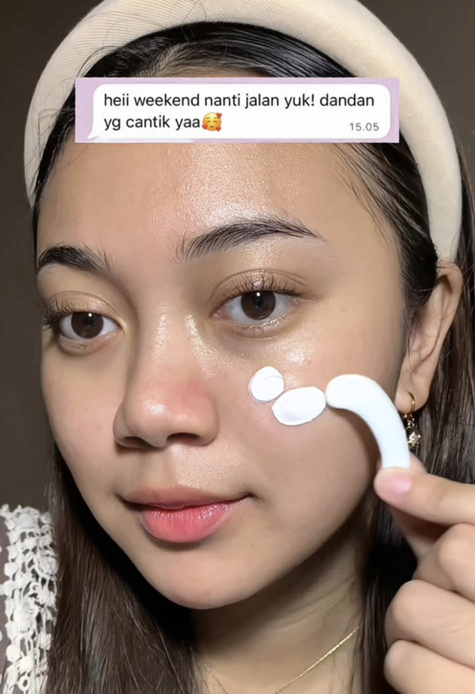 POV: nemu day cream yg bikin wajah glowing natural 😍✨ 	 #daycream #glowingskin #glowbrightdaycream 