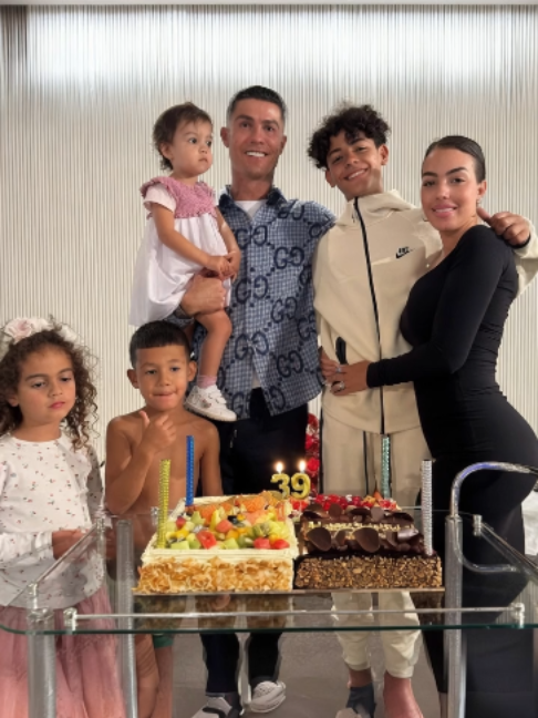 Ronadlo with his familyy enjoying his daughter birthdayy #Ronaldo #CR7 #CristianoRonaldo #tiktokgrowthchallenge #cr7cristianoronaldo