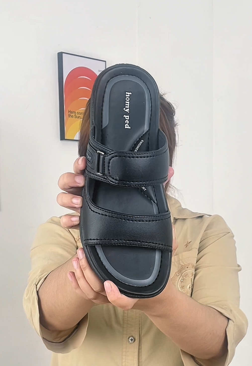 Melangkah lebih percaya diri dengan kenyamanan maksimal. #homyped #sandalpria #ootdpria #casualstyle #dailywear 