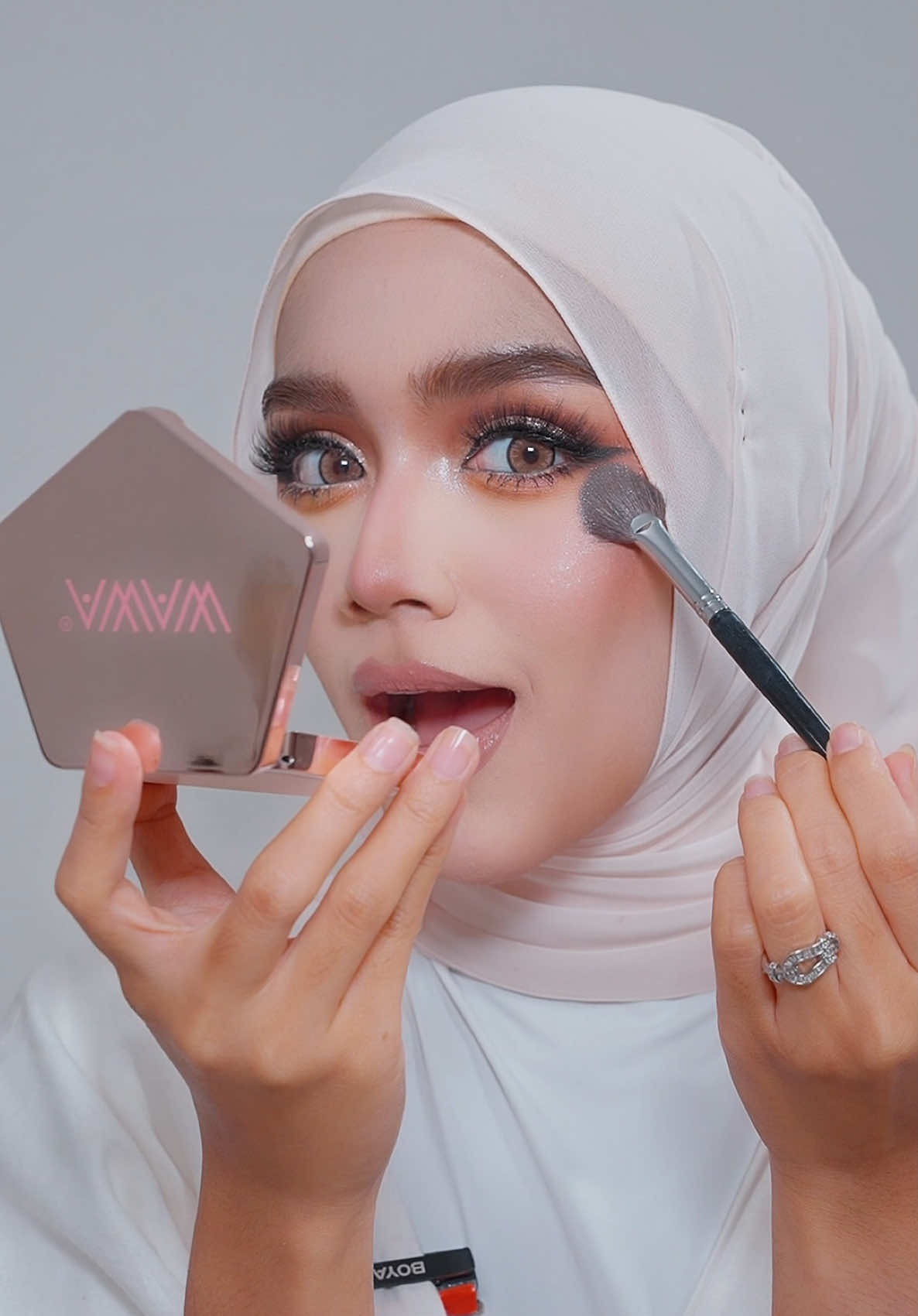 The glow speaks for itself 💅🏻 WAWA Starlit Veil Highlighter bagi kilauan yang nampak natural tanpa nampak berlebihan ✨ Smooth texture ✨ Buildable glow ✨ Senang blend ✨ Lightweight & long-lasting Sekali swipe je, terus bagi effect glowing yang cantik 💖 #wawaofficialhq 