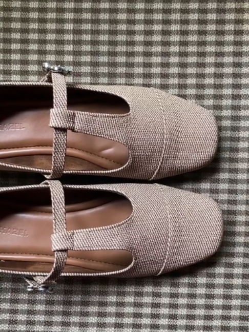 The kind of texture you can't stop looking at — subtle, woven, and effortlessly elegant, get yours before it's gone!🤎#sepatuwanita#flatshoes#nowavailable