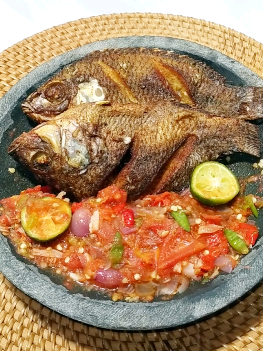 Enaknya sambalnya 🤤 Bahan sambal *Cabe rawit hijau *Cabe keriting *Bawang merah *Bawang putih *Garam *Penyedap *Gula *Bawang goreng *Jeruk limau #ikangoreng  #sambalikangoreng