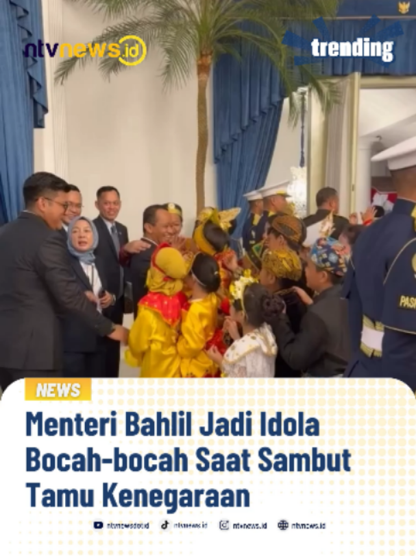 Momen menarik terjadi di Istana pada Senin (3/8/2026) saat Menteri Energi dan Sumber Daya Mineral (ESDM) sekaligus Ketua Umum Partai Golkar, Bahlil Lahadalia, menyambut tamu kenegaraan. Sudah menjadi pemandangan yang kerap terlihat, Bahlil selalu dikelilingi anak-anak kecil yang antusias menghampirinya. Momen tersebut kembali mencuri perhatian, memperlihatkan kedekatan Bahlil dengan para bocah yang tampak ingin menyapa dan berinteraksi dengannya. Kehadiran anak-anak yang mengerubungi Bahlil pun menjadi salah satu momen hangat di tengah agenda resmi di lingkungan Istana. ------ ASW01 #menteriesdm #tamukenegaraan #ketumgolkar #ntvnewsid