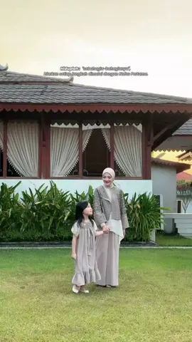 Hiduplah sebahagia-bahagianya. 🤍 Peluk lebih erat, tertawa lebih lepas, dan syukuri setiap langkah yang masih bisa dilalui bersama orang-orang tercinta. 🤍 #adenhijab #nafaspertama #sarimbit2027✨