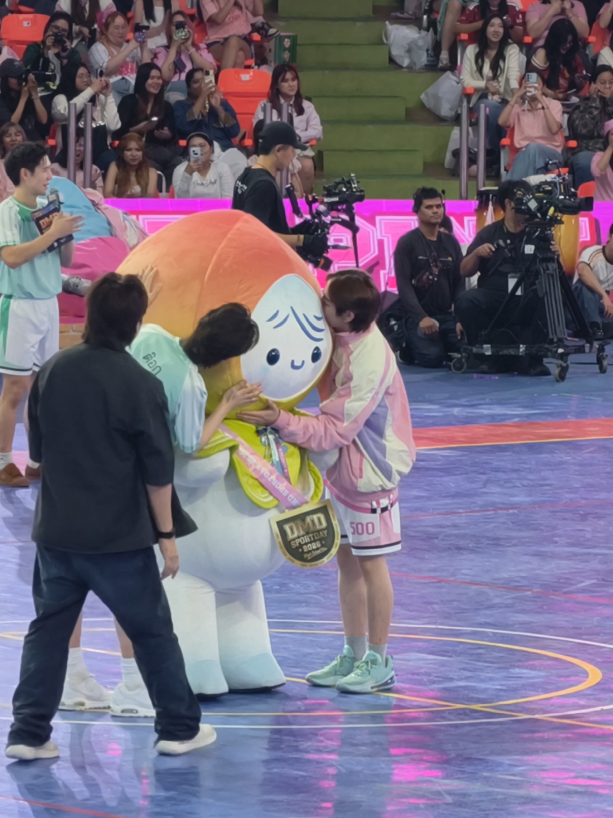 ปะป๊าเติ้ล กับ เฟิ๊ดเฟิ๊ด พวกนางภูมิใจในตัวบุตรอ้วนของนางมากเลยแหละ 🥰 TFO DMD SPORTSDAY 26 #เติ้ลเฟิร์สวันสนามนี้มีรัก #กีฬาสีดูมันดิ2026 #DMDsportday2026  #DMDSPORTDAY2026