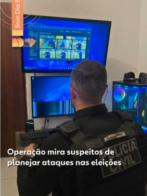 Eleições 2026 - A Polícia Civil do Distrito Federal cumpriu, nesta terça-feira, oito mandados de busca e apreensão em cinco estados contra um grupo que planejava atentados em Brasília nas eleições de outubro. O Ministério da Justiça identificou discussões sobre a invasão de prédios, seleção de alvos, formação tática e recrutamento em vários estados. Também foram apreendidos mapas da região central da capital federal, além de manuais para fabricação de artefatos explosivos. A investigação apura os crimes de associação criminosa e incitação e apologia ao crime. Os mandados foram cumpridos em Santa Catarina, Paraná, São Paulo, Pernambuco e Rio Grande do Sul. #g1 #tiktoknotícias #eleições2026 #atentados #brasília