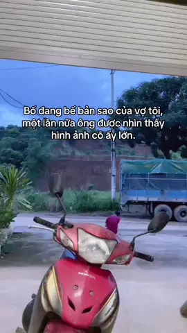 Bố đang bế bản sao của vợ tôi, một lần nữa ông được nhìn thấy hình ảnh cô ấy lớn. #hungbonlinh  #mieutacongchua  #congchuavinhbaitulong  #sinhcongaidaymauhong  #timhieucongaicuatacomucdichgi 