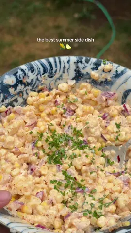 recipe 👇🏼 Street Corn Salad! Serves 4-6 4 heads of corn 1/2 red onion, diced 1/4 cup sour cream 1 tsp chili powder  1 tsp tajin  1 lime, juiced Chives & cilantro  Salt to taste Boil corn or char on a grill for extra flavor. Cut off the cob and combine with the rest of the ingredients, adjusting seasoning to taste!  #summerrecipes #streetcorn #hostingtips #summerhosting #healthyfood 