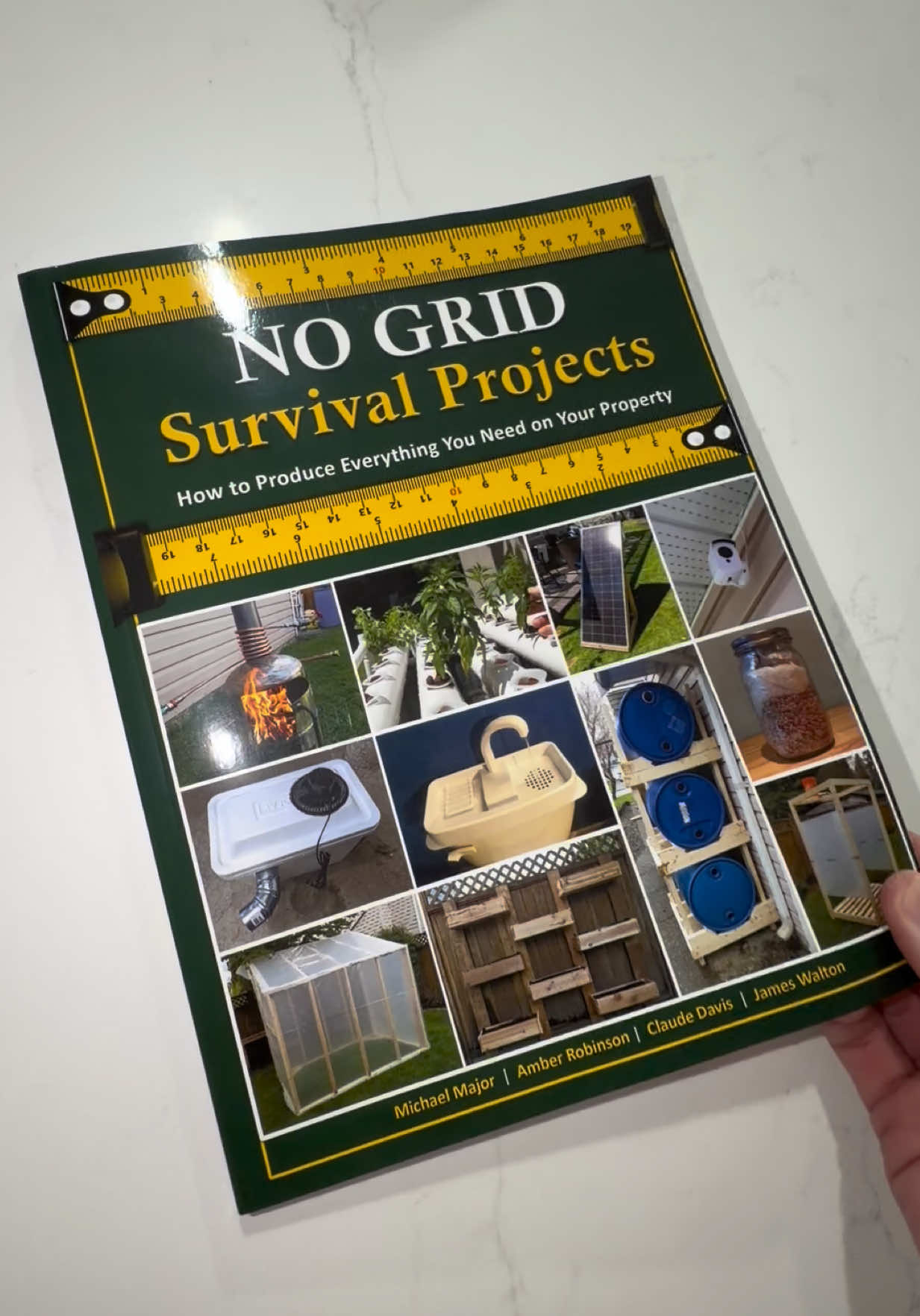 TikTok finally got a survival book 🙌🏼  #survivalbook #survivaltips #survivalbooks #nogridsurvival #tiktokfinds 