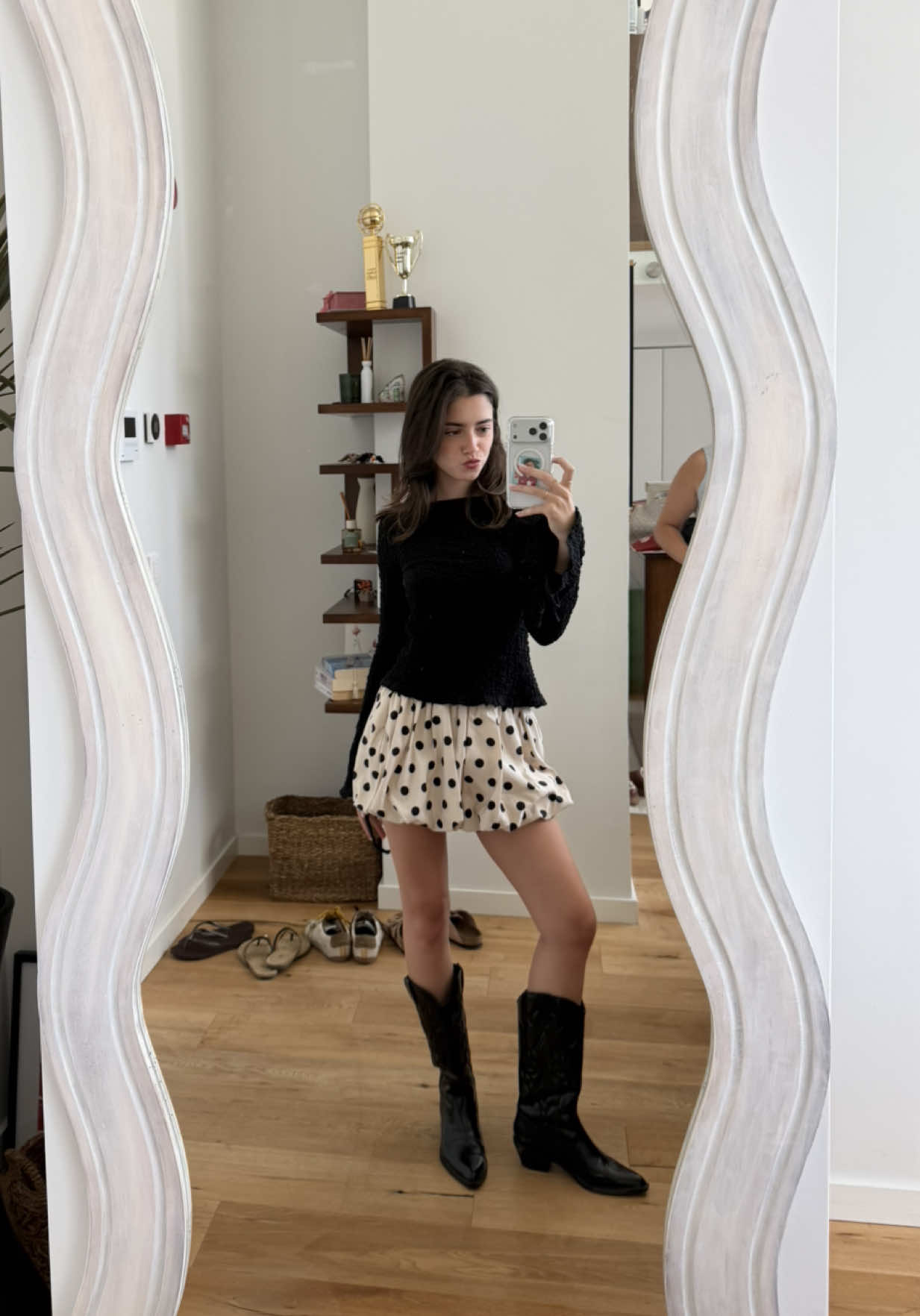 pub Ready for a night out… ✨ O resto fica entre mim e o #BlackOpium. 🤭💗 @YSL Beauty #PINKGLAZE