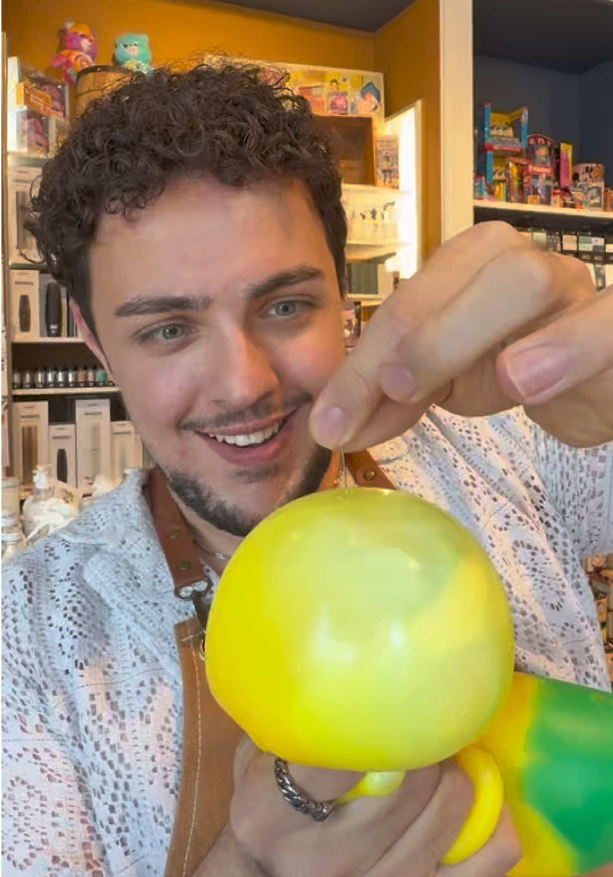 Jonathan teste des expérimentations douteuses avec nos jouets sensoriels… 👀😅 Entre les Dumplings et les gros squishies, est-ce que ces tests sont approuvés ou complètement à éviter? 😂 Regardez la vidéo jusqu’à la fin et dites-nous en commentaire : approuvé ✅ ou pas approuvé ❌? ⚠️ Petit rappel : ne reproduisez pas ces expériences à la maison si vous voulez garder vos jouets sensoriels beaux, propres et utilisables le plus longtemps possible! 🖥️: www.lacommere.ca Viens satisfaire ta dent sucrée: 📍Chicoutimi: 194, rue Price O, G7J 1H1 📍: 5700, boul. des Gradins, G2J 1R7 📍Lévis: 1208, rue de la Concorde, G6W 5M6 #squishy #dumpling #needoh #crashtest #trend 