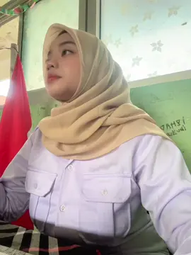 Biar ga dehidrasi teriak2 di kelas