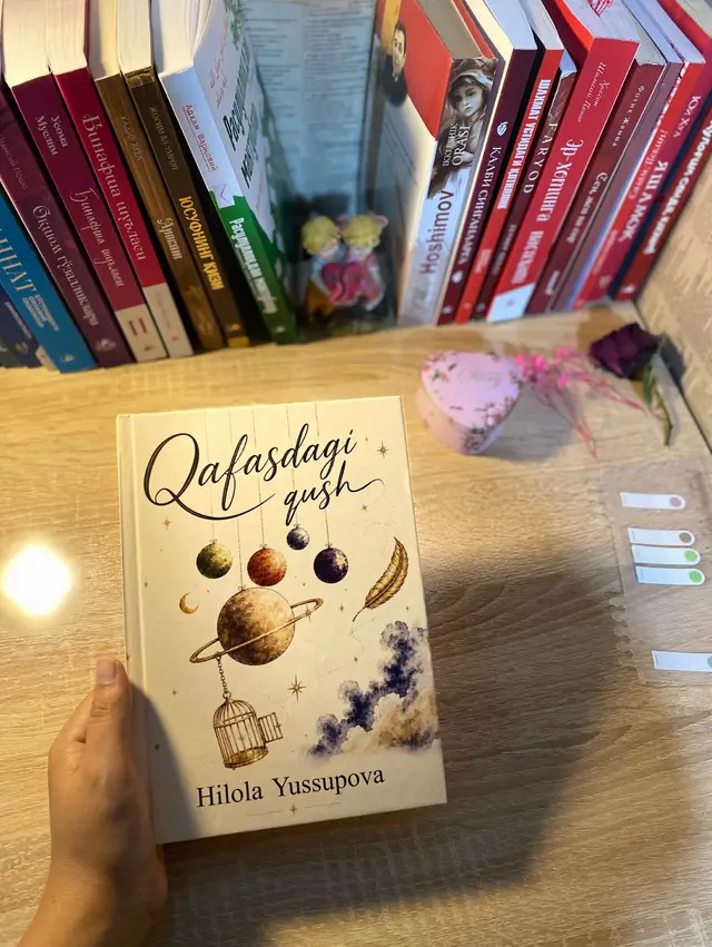 📘 Qafasdagi qush — Hilola Yusupova Qalbdagi og‘riqlar, orzular va erkinlikka intilish haqida ta’sirli asar. Bu kitob hayot sinovlari qarshisida taslim bo‘lmaslik, o‘z baxti va o‘zligini topish yo‘lida kurash haqida hikoya qiladi. ✨ Har bir sahifasi yurakka tegadi, har bir voqeasi chuqur o‘yga chorlaydi. ☎️ Dastafka xizmati bo‘yicha: +998913351226 📚 Kitob sotuvda bor 💬 Narxi bo‘yicha ma’lumot — Directda #QafasdagiQush #HilolaYusupova #KitobTavsiya #Roman #KitobRek