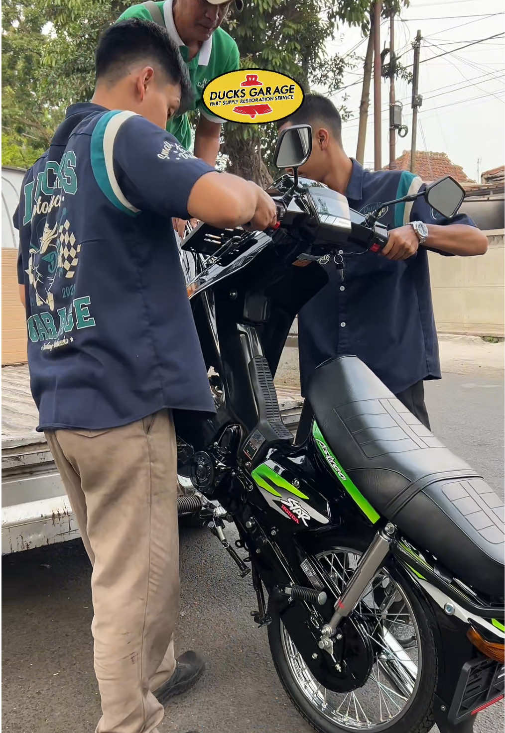 Telat selesai 1 unit motor restorasi total, yaitu motor Honda Astrea Star yang mau kita kirim ke daerah BSD City, Serpong, Tangerang Selatan. Buat kalian yang mau restorasi seperi ini juga bisa langsung hubungi minducks di DM yaw! #ducksgarage #restoration #restorasimotor #astreastar 
