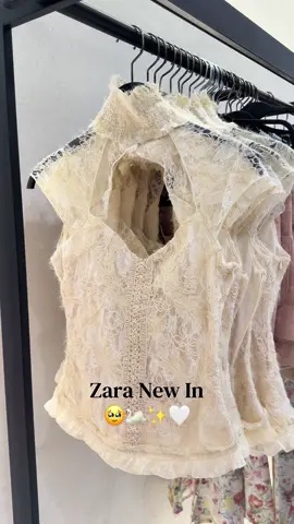 The most stunning top i’ve ever seen!!!! 🦢✨🤍 Zara new in 🥹🥹🥹🥹 @ZARA @Lakeside Shopping Centre #zaranewin #shopwithme #newin #fashiontiktok #styletok 