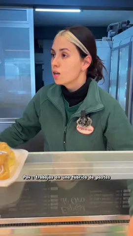 POV: trabajás en una fábrica de pastas y el cliente entra preguntando: —¿Tenés ravioles? 🤨 No, solo hacemos decoración. 😂🍝 #ravioles #humor #clientesdificiles #uruguay #pov 