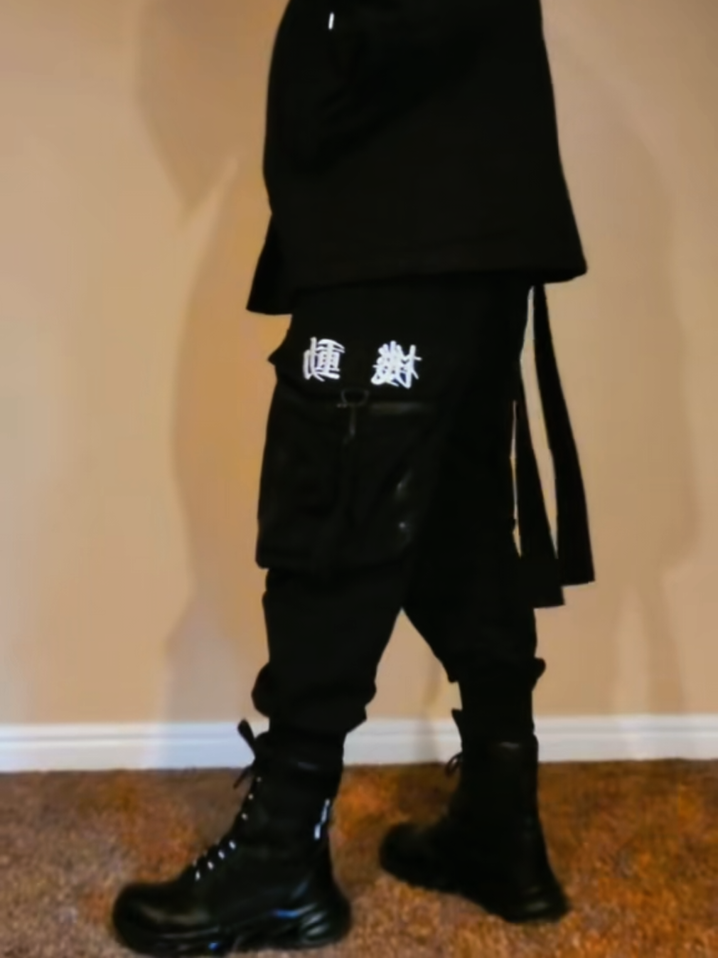 Made from heavy duty cargo and cotton blend material for comfort and fit • Designed to fit relaxed to the body Removable double drop down straps on the back for a cool Japanese harajuku look and design Japanese Kanji embroidery on right side of joggers Drawstring closure I-tech logo design on the front for a techwear cyberpunk look #streetwear #darkwear #techwear #cyberpunk #cargopants  @niepceinc 