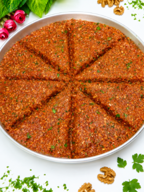ألذ صينية كباب بالفرن بمكونات بسيطة ونتيجة مضمونة 100% 😋 لحمة بالصينية أطيب من المطاعم #كباب إذا كنت تبحث عن وصفة غداء شهية وسهلة، فجرب صينية الكباب بالبطاطس والخضار في الفرن. وصفة غنية بالنكهة مع تتبيلة مميزة تجعل اللحم طريًا وعصيريًا، مع بطاطس متبلة وخضار مشوية تمنح الطبق مذاقًا رائعًا. خطوات بسيطة ونتيجة ناجحة تناسب العائلة والعزائم. المكونات خليط الكباب 1 كيلو لحم عجل مفروم ناعم. 2 حبة بصل مفروم ناعم. 2 حبة طماطم مهروسة. ½ كوب بقدونس مفروم. 1 ملعقة كبيرة ملح. ⅓ ملعقة كبيرة كمون. ½ ملعقة كبيرة فلفل أسود. ½ ملعقة كبيرة بابريكا حارة. 1 ملعقة كبيرة هريسة فلفل حار. طبقة البطاطس 4 حبات بطاطس مقطعة شرائح. 3 ملاعق كبيرة زيت نباتي أو زيت زيتون. 1 ملعقة صغيرة ملح. 1 ملعقة صغيرة فلفل أحمر. 1 ملعقة صغيرة كزبرة يابسة. ½ ملعقة صغيرة فلفل أسود. التزيين 1 حبة بصل مقطعة شرائح. كاتشب أو صلصة طماطم مخففة. شرائح طماطم. شرائح فلفل أخضر. رشة ملح. رشة فلفل أحمر. طريقة التحضير اخلط جميع مكونات الكباب واعجنها جيدًا لمدة 10 دقائق حتى تتجانس، ثم اتركها ترتاح لمدة 15 إلى 20 دقيقة. تبّل شرائح البطاطس بالزيت والملح والفلفل الأحمر والكزبرة اليابسة والفلفل الأسود. رتب البطاطس في صينية فرن مقاس 36 سم، ثم وزع فوقها شرائح البصل. افرد خليط اللحم فوق البطاطس بشكل متساوٍ، ثم قطعه إلى مثلثات أو مربعات حسب الرغبة. ادهن الوجه بطبقة خفيفة من الكاتشب أو صلصة الطماطم. وزع شرائح الطماطم والفلفل الأخضر، ثم رش القليل من الملح والفلفل الأحمر. أدخل الصينية إلى فرن محمى مسبقًا على درجة 200 مئوية، وشغّل الحرارة من الأعلى والأسفل لمدة ساعة تقريبًا حتى تنضج وتكتسب لونًا ذهبيًا شهيًا. تقدم ساخنة مع الخبز أو الأرز والسلطة. #كباب_بالفرن #كفتة_بالفرن #كباب_بطاطس #وصفات_سهلة