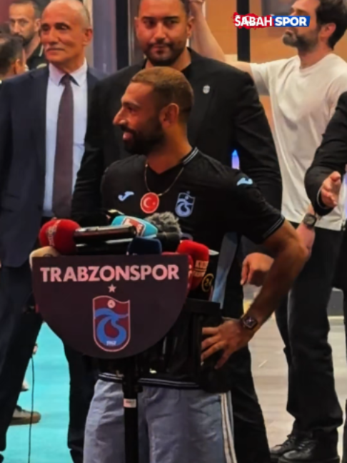 😱 Mohamed Salah, kendisi için gelen kalabalık Trabzonspor taraftarını şaşkınlıkla izliyor. #Trabzonspor #Salah #Football #Liverpool #Egypt