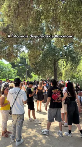 O segredo pra foto perfeita da Sagrada Família não é a câmera… é o lugar.  Vá até a Plaça de Gaudí, em frente à Fachada da Natividade. É desse ponto que você consegue enquadrar a basílica inteira e fazer uma das fotos mais bonitas de Barcelona. 💡 Dica extra: sente no muro de pedra, use a câmera em 0,5x e, se puder, vá entre 9h e 11h para pegar a melhor iluminação. Salva esse vídeo para não esquecer quando estiver em Barcelona! 🇪🇸📸 #barcelona #sagradafamilia #espanha #viagem #dicasdeviagem 