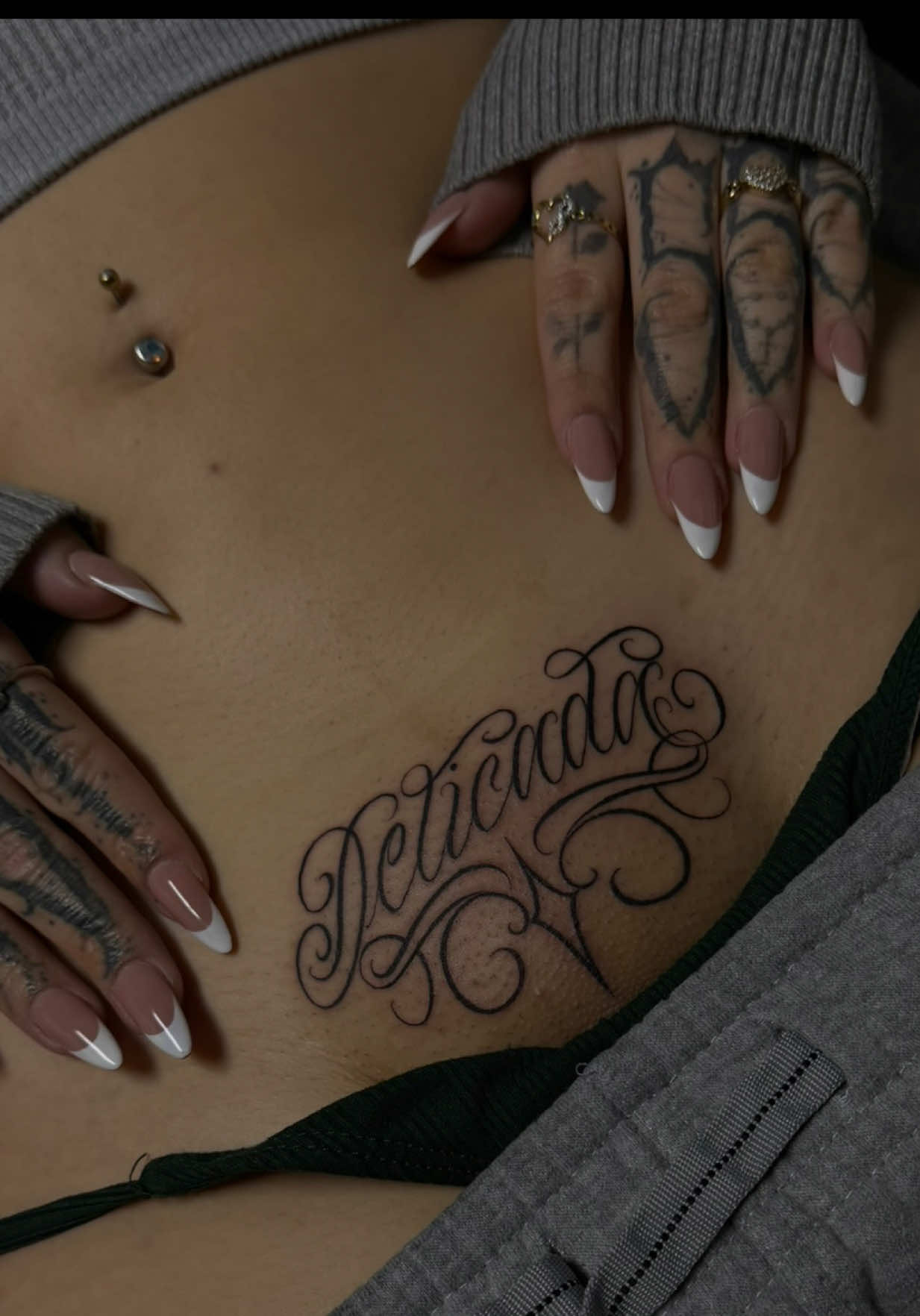 Yall think this hurt ? Lmk 💥 DM to Book with me 🫡 #letteringtattoo #femaletattoo #freehandlettering #privatetattoo #chicanolettering 