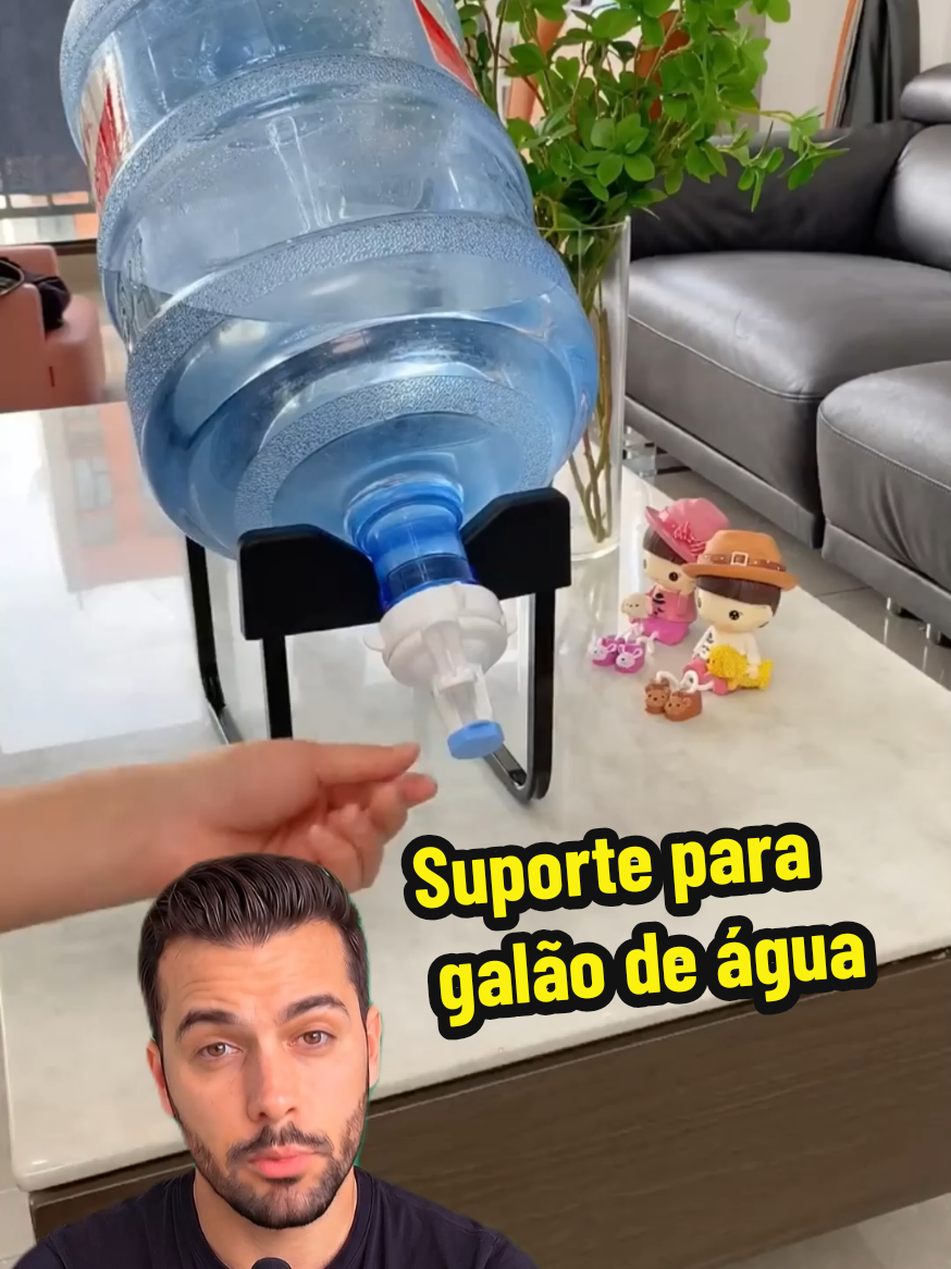 Chega de sofrer para levantar o galão toda vez que precisa de água. Com esse suporte de metal com válvula dosadora, é só abrir a torneirinha e servir com muito mais facilidade. Prático, resistente e perfeito para qualquer cozinha.