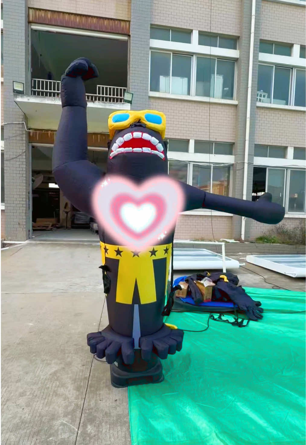 Foot traffic feeling low? Get our inflatable gorilla. 😎  Normal sign: 10% of people notice. Giant waving gorilla: 100% of people notice. ❤️ #EventMarketing #CustomInflatable #inflatable #gorilla #airdancer 