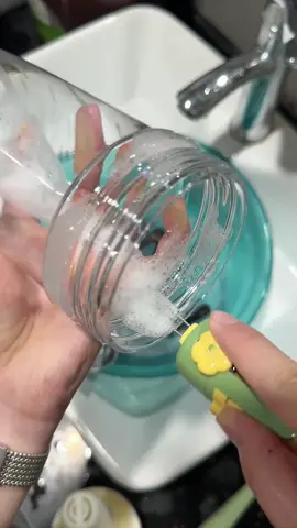I can' t believe I used to drink from unwashed cups 😳 This tool changed everything! #BottleBrush #CleaningHacks #MomLife #HomeEssentials #tiktokholidayhaul 
