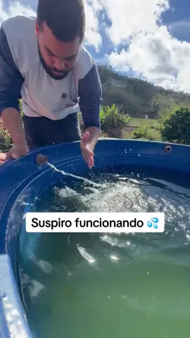 Muita gente diz que o suspiro da caixa d’água não serve para nada. Então resolvi mostrar a prova na prática. 👇 Quando eu tampo o suspiro, o ar fica preso dentro da tubulação e ela começa a fazer o famoso “blup blup”, borbulhando. Agora, quando eu libero o suspiro, ele expulsa o ar junto com um pouco de água e a tubulação volta a funcionar normalmente. Ou seja, essa peça tem uma função muito importante: eliminar o ar da tubulação, evitando problemas no funcionamento da instalação hidráulica. Você ainda acha que o suspiro é desnecessário? Deixa sua opinião aqui nos comentários! 👇 #caixadagua #hidraulica #encanamento #construcaocivil #pedreiro