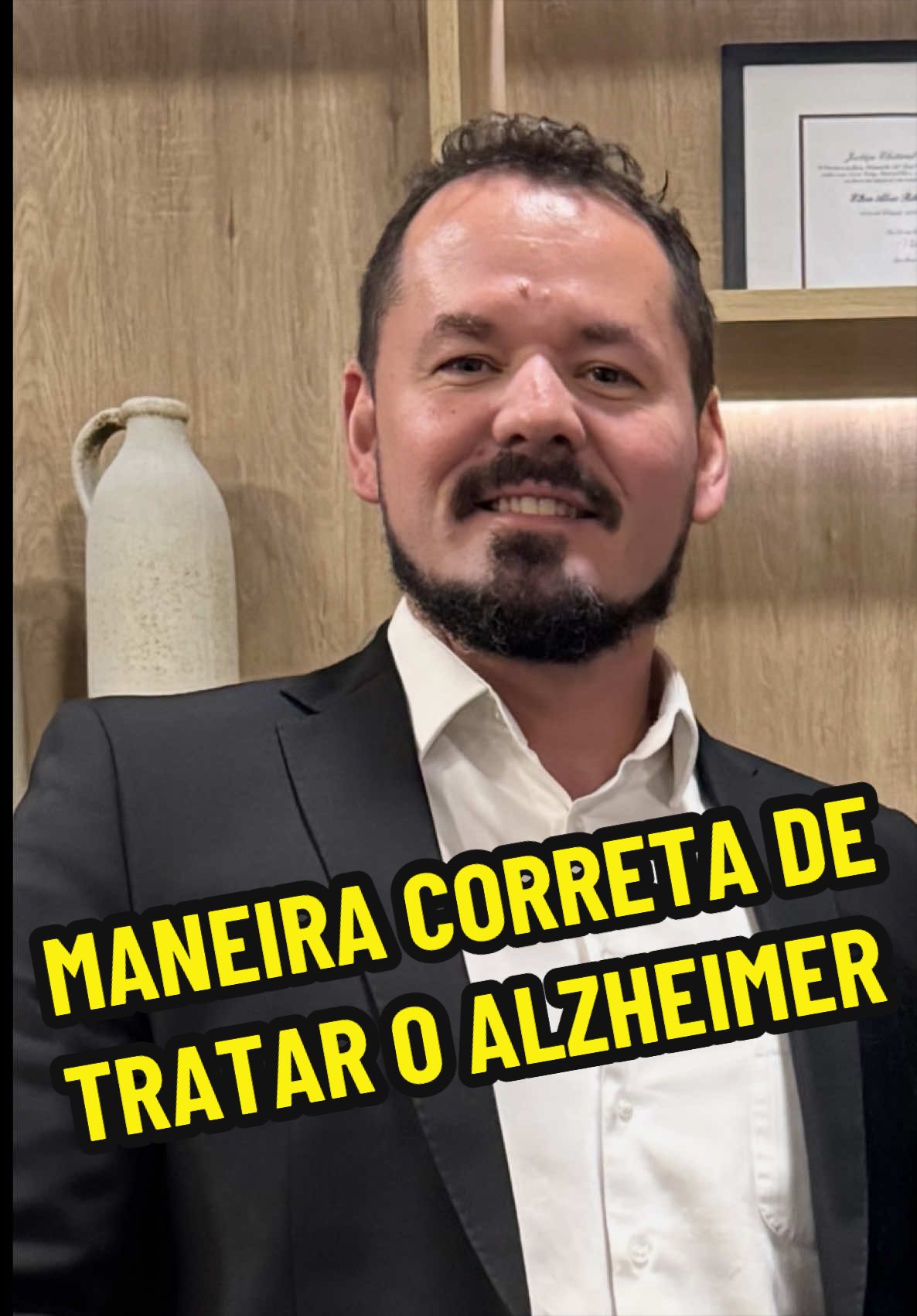 🧠 O tratamento do Alzheimer evoluiu. E hoje vai muito além dos medicamentos tradicionais. Durante muitos anos, o tratamento da Doença de Alzheimer esteve baseado nos medicamentos sintomáticos, como os anticolinesterásicos (donepezila, rivastigmina e galantamina) e a memantina. Esses medicamentos continuam sendo fundamentais para muitos pacientes, pois ajudam no controle dos sintomas cognitivos e funcionais. Hoje, porém, uma nova era começou. Os anticorpos monoclonais — como o lecanemab e o donanemab — representam os primeiros tratamentos capazes de atuar sobre um dos principais mecanismos biológicos da doença, reduzindo o acúmulo de placas de beta-amiloide em pacientes cuidadosamente selecionados nas fases iniciais do Alzheimer. Essas terapias exigem muito mais do que a aplicação do medicamento. É indispensável um protocolo rigoroso que envolve: ✔️ Diagnóstico de precisão; ✔️ Confirmação da presença de amiloide por biomarcadores; ✔️ Seleção criteriosa dos pacientes; ✔️ Avaliação genética quando indicada; ✔️ Monitorização clínica e por imagem durante todo o tratamento. Na Clínica Michelangelo Saúde, desenvolvemos uma atuação especializada em todas as etapas dessa jornada, desde a investigação diagnóstica até o acompanhamento dos pacientes candidatos às terapias biológicas, seguindo protocolos baseados nas melhores evidências científicas internacionais. Nosso compromisso é oferecer medicina de precisão, acesso às terapias mais inovadoras e um cuidado altamente individualizado para pacientes e familiares que enfrentam a Doença de Alzheimer. 📍 O futuro do tratamento já começou. E ele depende de um diagnóstico correto, no momento certo. Contato 12.981074500 #michelangelosaude #alzheimer #medicinadeprecisao #leqembi 