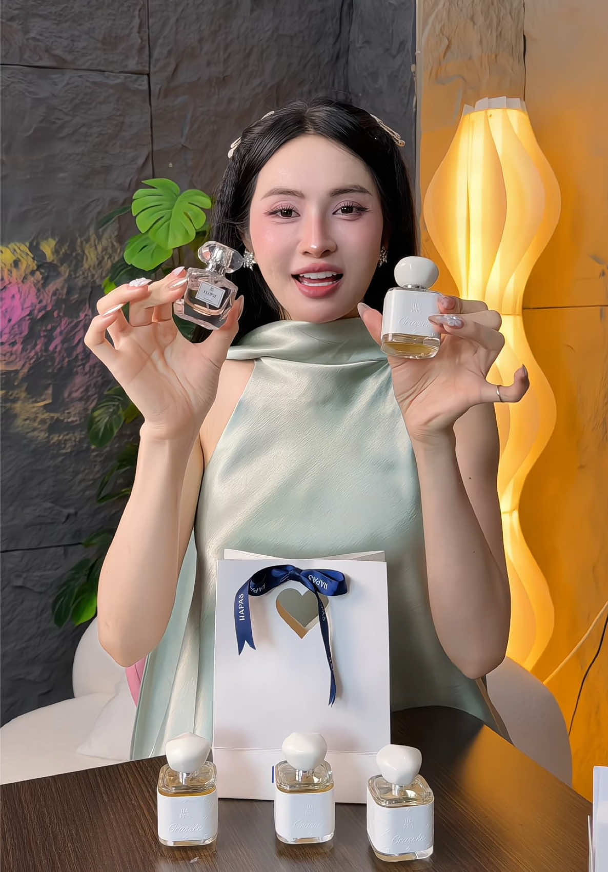 Một chút hương thơm giúp outfit thêm hoàn thiện, tạo cảm giác cuốn hút và chỉn chu #HAPAS #HAPASMembersDay #nuochoahapas #minmetbay #xuhuong 