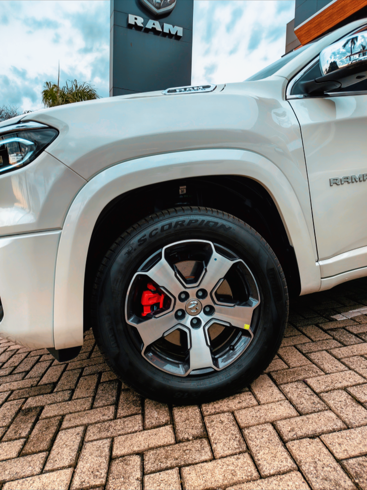 RAMPAGE LARAMIE DIESEL 26/27 ENTREGA ESPECIAL PARA PITANGA-PR Com aquele bom gosto do cliente em personalizar a sua 2° RAMPAGE. Pra você que ainda não adquiriu a sua, chame no Whats 42998374811.
