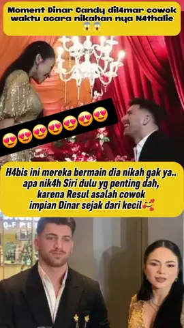 VIRAL! Momen Dinar Candy Dilamar di Pernikahan Nathalie Holscher Jadi Sorotan, Warganet Heboh Bahas Hubungannya dengan Ko Apex Suasana bahagia di acara pernikahan Nathalie Holscher mendadak menjadi sorotan setelah Dinar Candy menerima lamaran dari sang kekasih, Ko Apex. Momen romantis tersebut langsung viral di berbagai platform media sosial dan memancing beragam reaksi dari warganet. Dalam video yang beredar, Ko Apex tampak berlutut sambil menyampaikan lamarannya di hadapan Dinar Candy. Dinar pun terlihat tersenyum bahagia dan menerima lamaran tersebut, disambut tepuk tangan para tamu yang hadir. Tak butuh waktu lama, potongan video itu langsung ramai diperbincangkan. Banyak warganet memberikan ucapan selamat dan mendoakan agar hubungan keduanya berlanjut hingga ke pelaminan. Namun, tak sedikit pula yang berspekulasi mengenai kapan pasangan ini akan melangsungkan pernikahan. Meski berbagai komentar bermunculan di media sosial, hingga saat ini belum ada pernyataan resmi dari Dinar Candy maupun Ko Apex mengenai jadwal atau rencana pernikahan mereka. Momen lamaran tersebut pun menjadi salah satu pembahasan hangat di dunia hiburan dan berhasil menarik perhatian publik karena berlangsung di tengah acara pernikahan figur publik lainnya. Selamat untuk Dinar Candy dan Ko Apex. Semoga segala rencana ke depan berjalan lancar dan membawa kebahagiaan bagi keduanya. #DinarCandy #KoApex #Lamaran #NathalieHolscher #BeritaViral