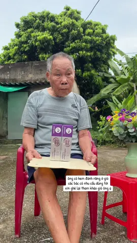 ông có kem đánh răng ở giỏ ạ
