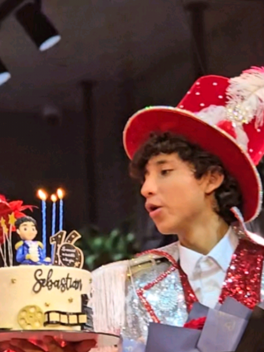 Los 16 de un principito✨️🌹 Una celebración🎂 diferente bajo la carpa del mejor circo del Peru🎪 @elcircodelacholachabuca 🤡. Feliz de compartir con mi familia del circo, gracias Ernesto por tanto cariño❤️. Gracias @lithdechocolat por endulzar mis celebraciones siempre. A seguir volando y celebrando la vida P.d. si hubo mordida de 🎂 al final🤭🤭 . . . #birthday #circodelacholachabuca #actorperuano #familia #celebración 