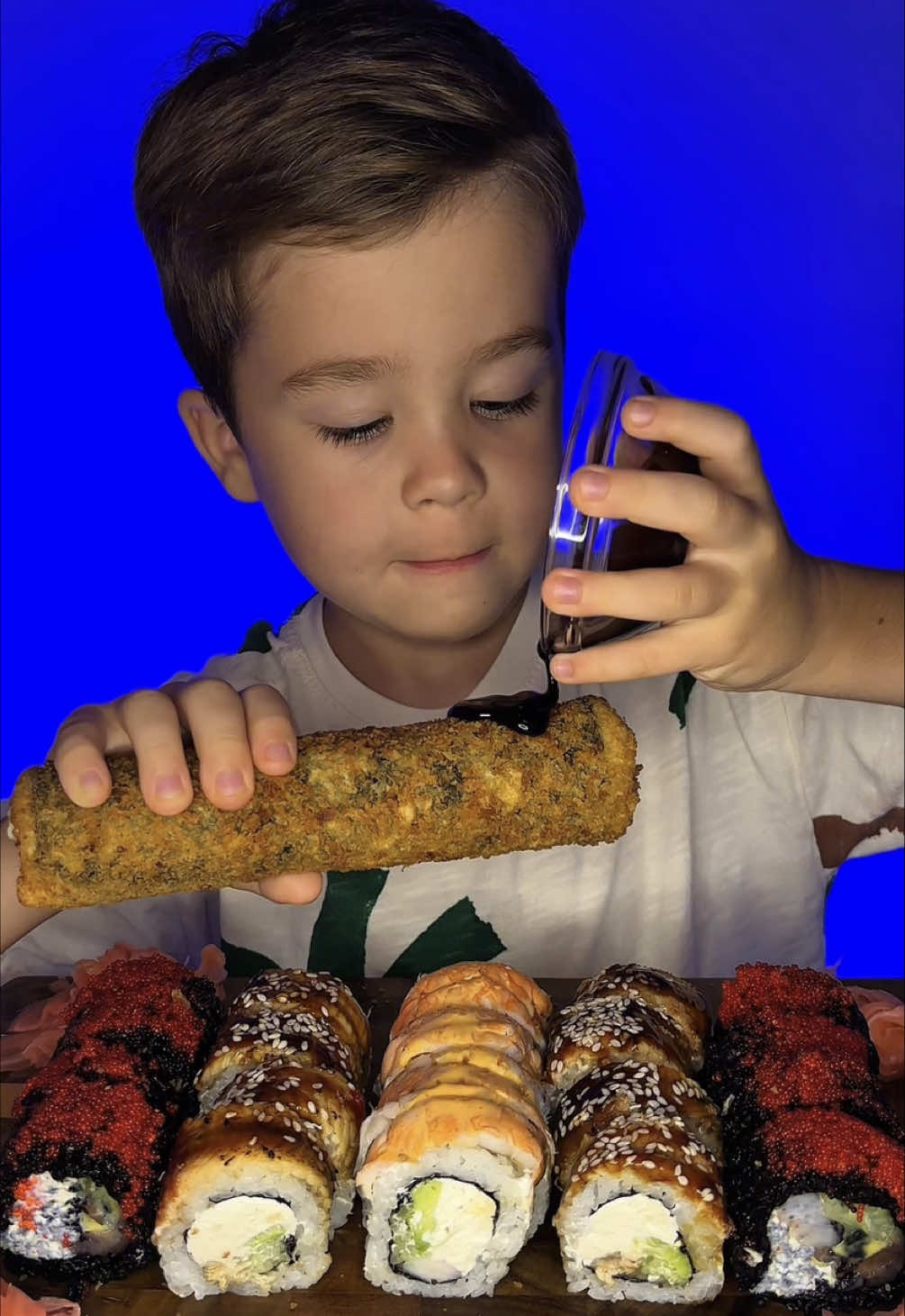 Идеальный читмил с любимыми роллами от @nika sushi 🍣🥢  Всегда свежие продукты, быстрая доставка и постоянные крутые бонусы, от которых сложно отказаться. Залетайте к ним, ваш желудок скажет вам «спасибо»! 🤤🔥 #asmr #mukbang #food #sushi #рекомендации 